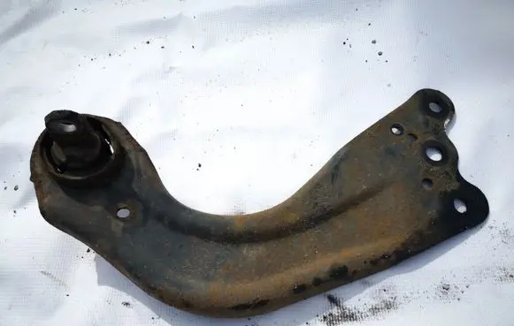 Mazda 6 Engine mount bracket