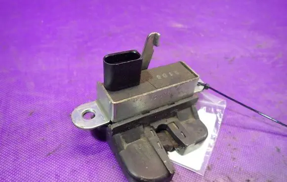 Volkswagen Touran I Tailgate/trunk/boot lock/catch/latch 1T0827505F