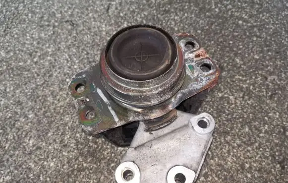Peugeot 307 Engine mount bracket 9636270080