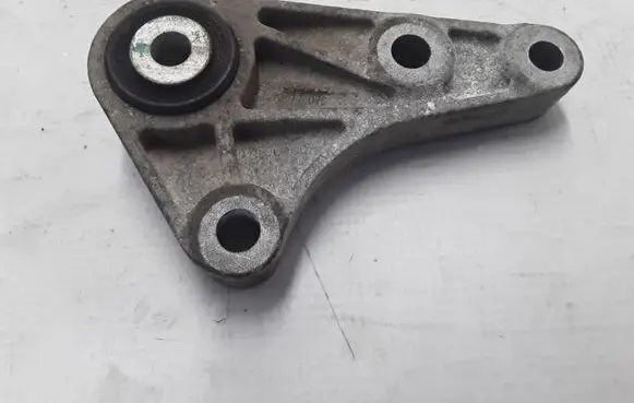 Volvo C70 Engine mounting bracket