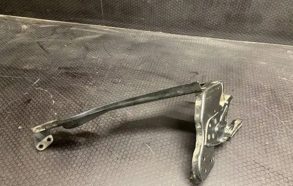 Mercedes-Benz C W204 Headlight/headlamp mounting bracket 204626044