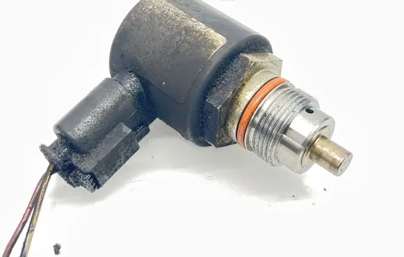 Mercedes-Benz C W204 Fuel pressure regulator 9307Z515A