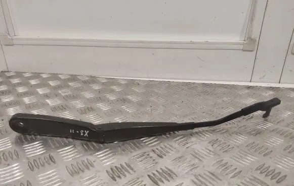 Front wiper blade arm