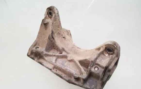 Engine mounting bracket