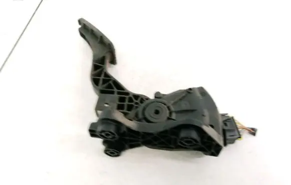 Accelerator throttle pedal