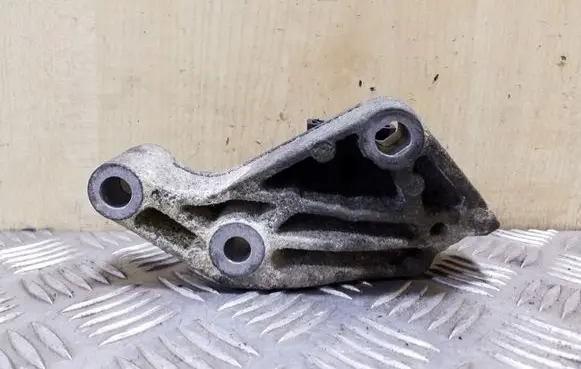 Nissan Primastar Engine mounting bracket 93853921