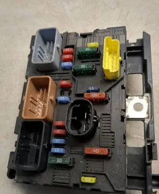 Peugeot Expert Fuse module 9661086980