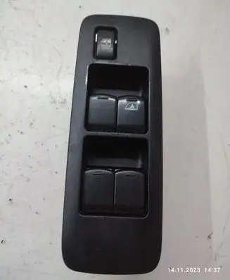 Nissan Qashqai+2 Electric window control switch 25401BR00A
