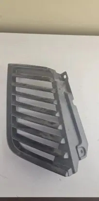Mitsubishi L200 Front bumper upper radiator grill MN142328
