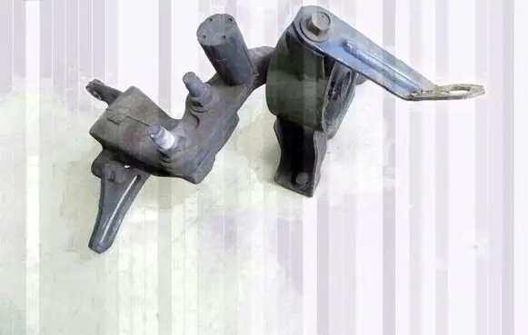 Mazda 323 Engine mount bracket