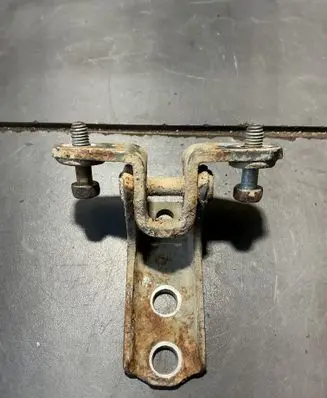 Mitsubishi Lancer Front door lower hinge