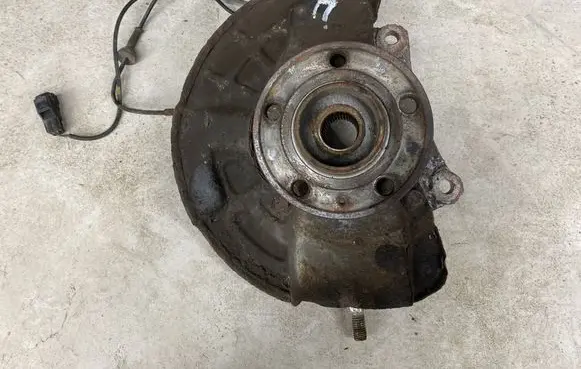 Volvo V70 Front wheel hub spindle knuckle 9461944