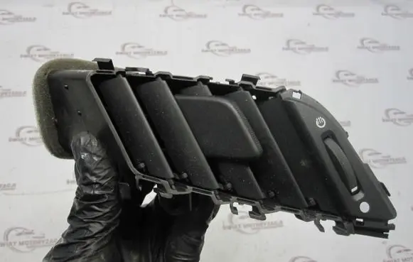 Ford Fiesta Dashboard side air vent grill/cover trim