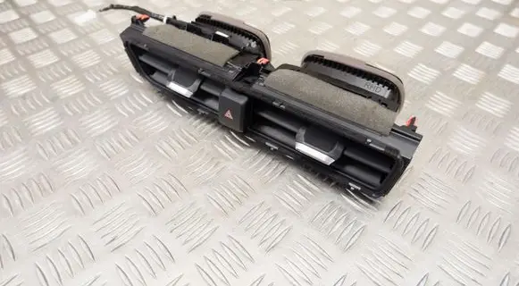 Toyota Highlander XU70 Dash center air vent grill 556700E120 8433248060