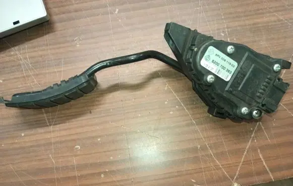Renault Laguna II Accelerator throttle pedal 8200700363 6PV00811902