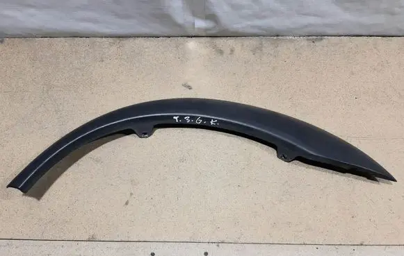 Rear fender molding trim