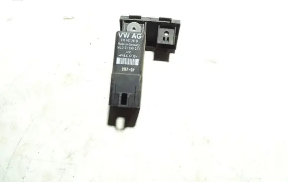 Volkswagen PASSAT B6 Glow plug pre-heat relay 038907281D