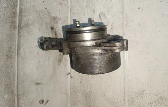 BMW 5 E39 Vacuum pump 72832710C