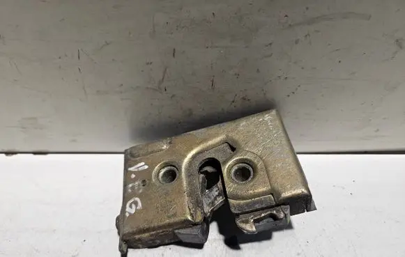 Volkswagen PASSAT B3 Rear door lock 357839015