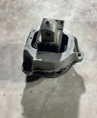 BMW 7 G11 G12 Engine mount bracket 6860464