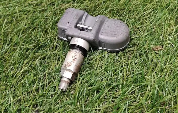Mercedes-Benz E W212 Tire pressure sensor A0009054100