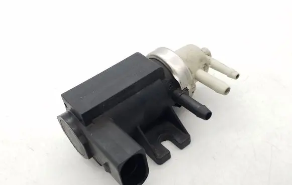 Audi A4 S4 B6 8E 8H Turbo solenoid valve 1J0806627B 72290345