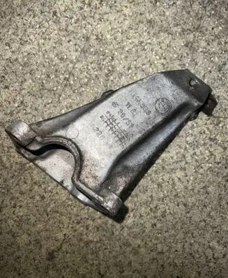 BMW 5 E34 Engine mounting bracket 1141866