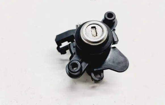 BMW 5 E60 E61 Tailgate exterior lock 82410889