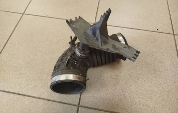 Nissan Navara D40 Turbo air intake inlet pipe/hose 2100543