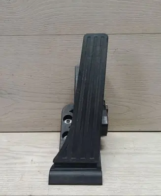 Mercedes-Benz E W212 Accelerator throttle pedal A4513000000 0149 140214