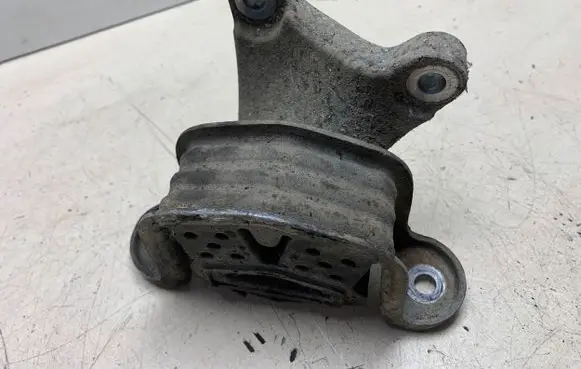 Volkswagen Transporter - Caravelle T5 Engine mount bracket