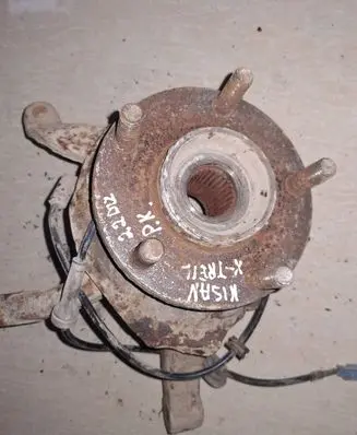 Nissan X-Trail T30 Front wheel hub