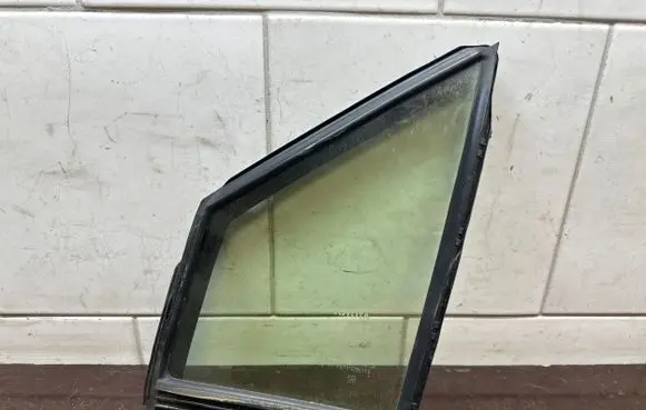 Toyota Prius (XW50) Front door vent window glass four-door E643R00034