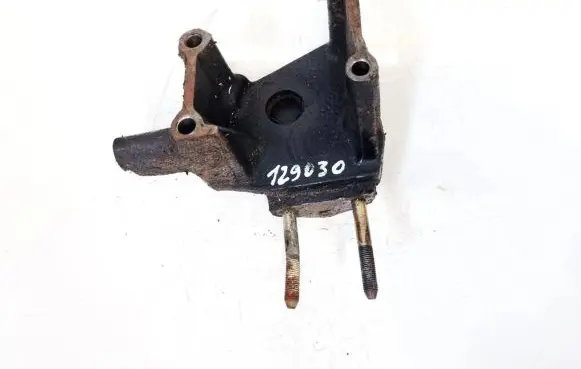 Engine mounting bracket