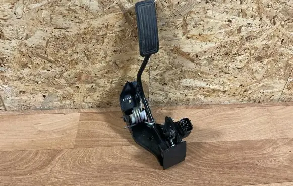 Toyota Avensis T250 Accelerator throttle pedal 7811135030