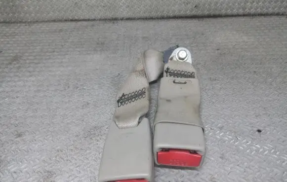 Mazda CX-7 Middle seatbelt buckle (rear) M4231