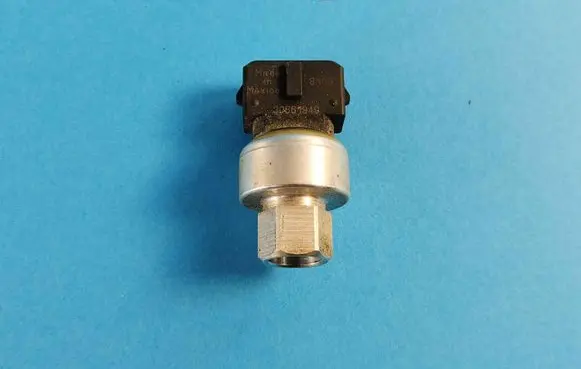 Volvo V70 Air conditioning (A/C) pressure sensor 30661940