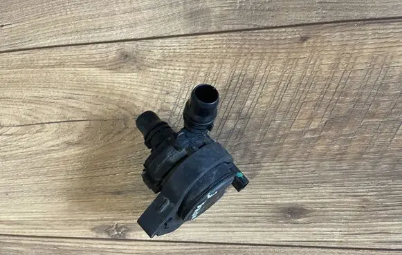Opel Mokka B Water pump 9833874480