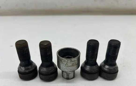 BMW 1 F20 F21 Anti-theft wheel nuts and lock 