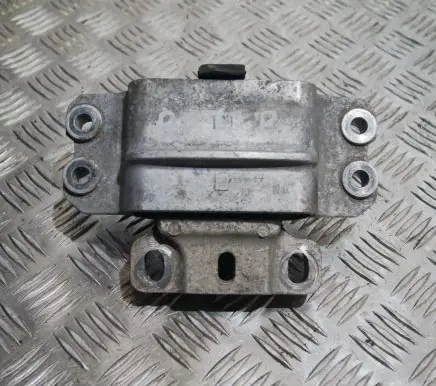 Volkswagen PASSAT B6 Engine mount bracket 3C0199555P