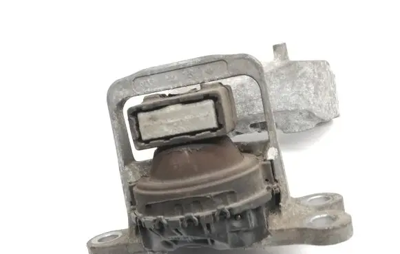 Nissan Qashqai Engine mount bracket