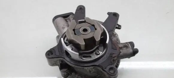 Opel Zafira C Vacuum pump 55581351