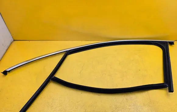 Porsche Macan (95B) Front door rubber seal 