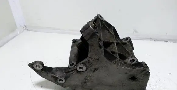 Engine mounting bracket