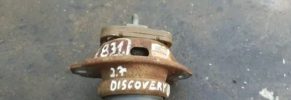 Engine mount vacuum valve