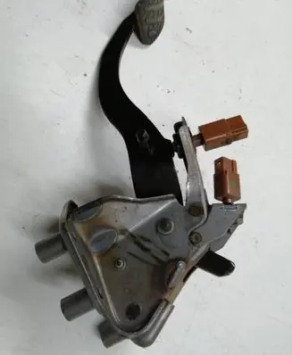 Nissan Pulsar Clutch pedal AY181