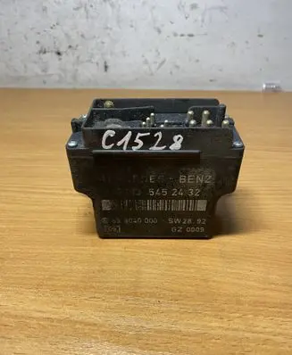 Mercedes-Benz E W124 Glow plug pre-heat relay 0135452432 899040000