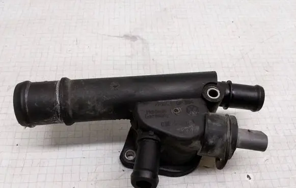 Volkswagen PASSAT B6 Engine coolant pipe/hose 038121132D
