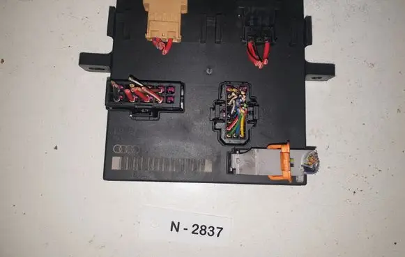 Audi A4 S4 B7 8E 8H Central body control module 8E0907279L