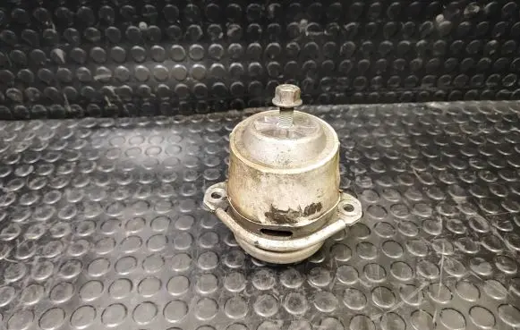 Volkswagen Touareg II Engine mount bracket 7P6199131C